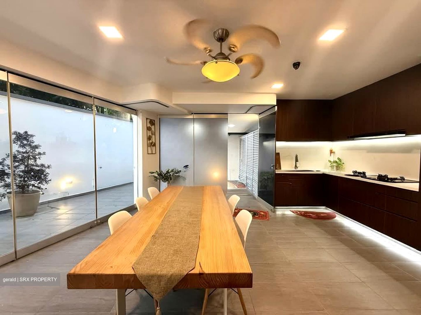 Straits Gardens (D27), Terrace #572297131